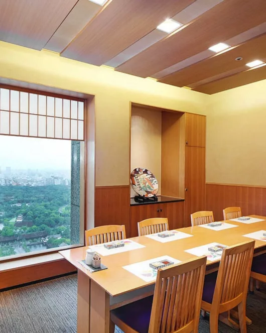 Exclusive sushi course with wine