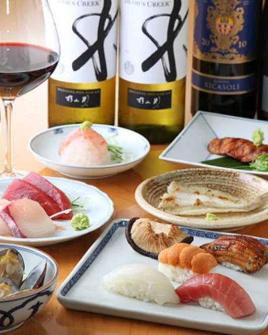 Seasonal classic dinner: sushi 9 pcs, sushi roll 1 plate, dish, miso soup